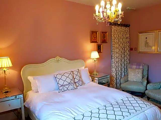 No 6 The Square Tearooms & Accommodation