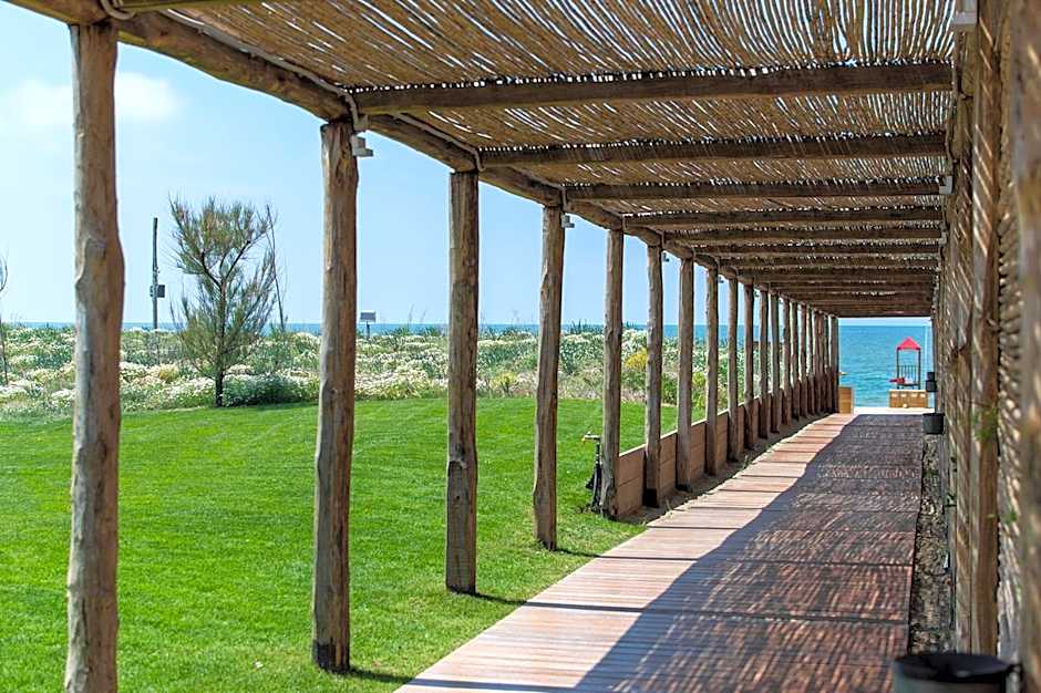 CUMEJA Beach Club & Hotel