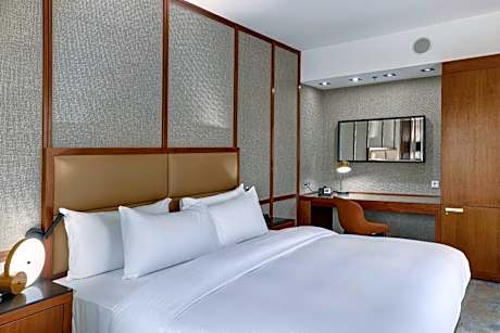 Hilton King Guestroom Courtyard