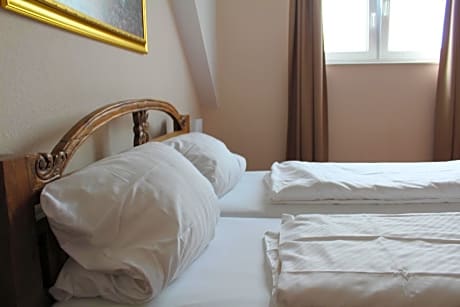 Deluxe Double Room (2 Adults + 1 Child)