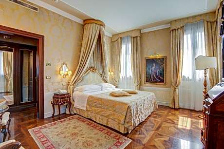 Junior Suite with Canal View