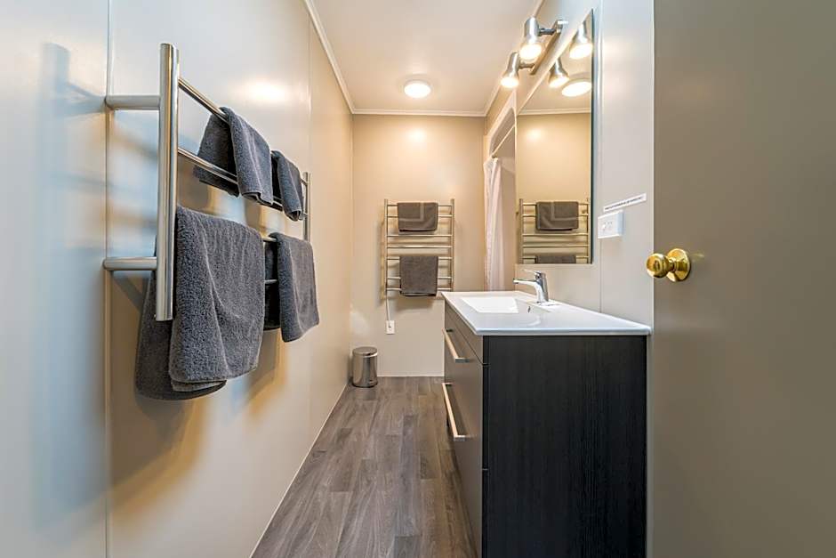 Lakeside Motel & Apartments