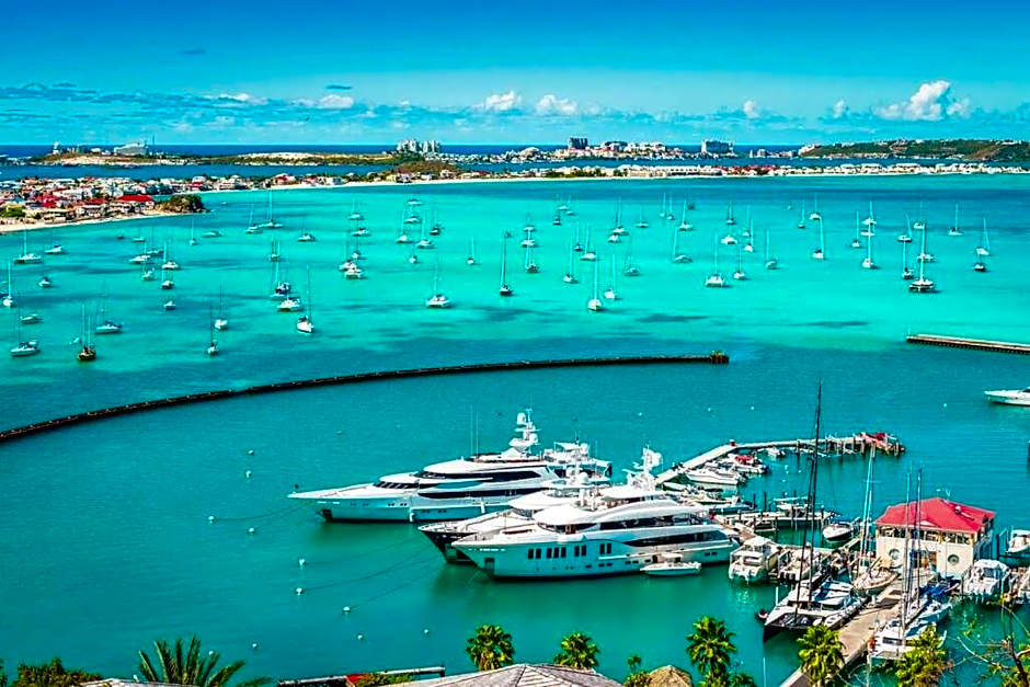 Appartement entier: chambre, cuisine + terrasse au calme sur jardin.