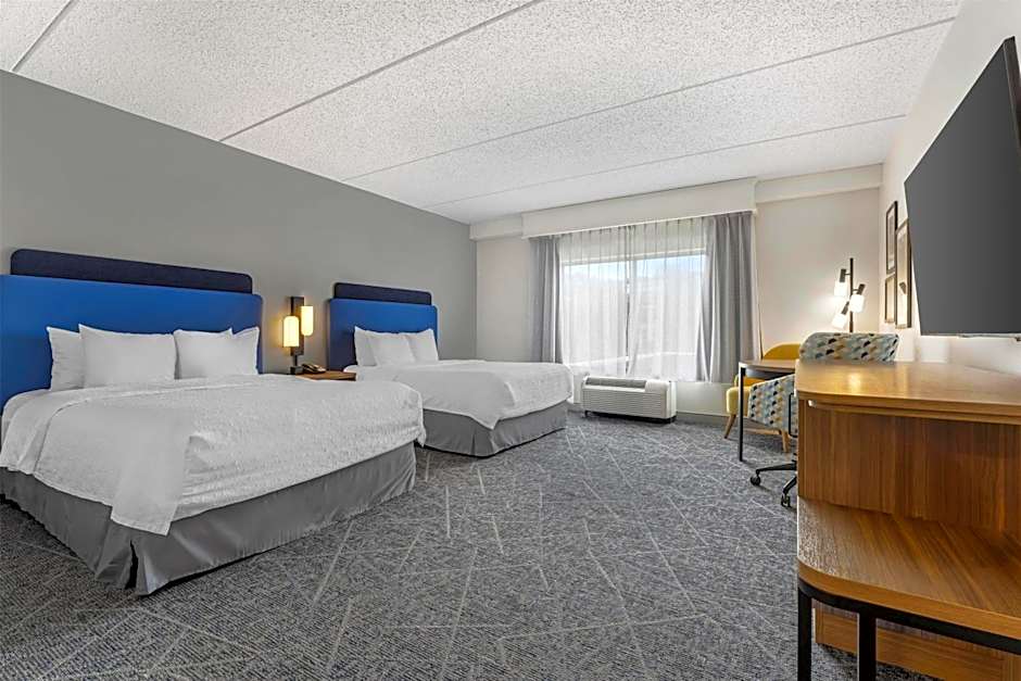 Hampton Inn & Suites Pittsburgh-Meadow Lands