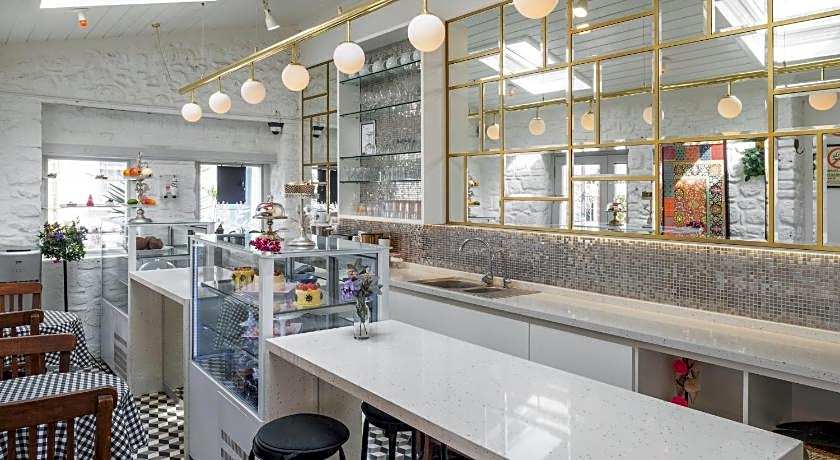 DELIGHT DELUXE HOTEL & SPA