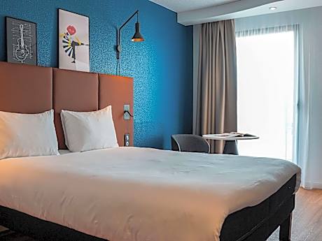 Room with a double bed and double sofa bed