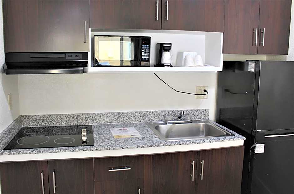Howard Johnson Suites by Wyndham San Diego Chula Vista/BayFt