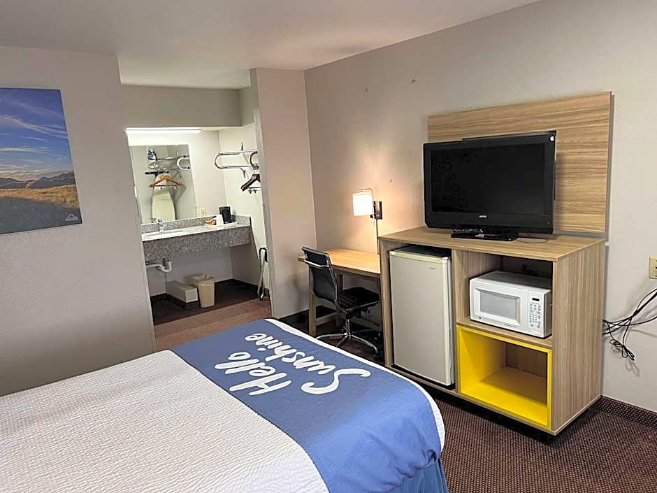 Days Inn by Wyndham Pratt
