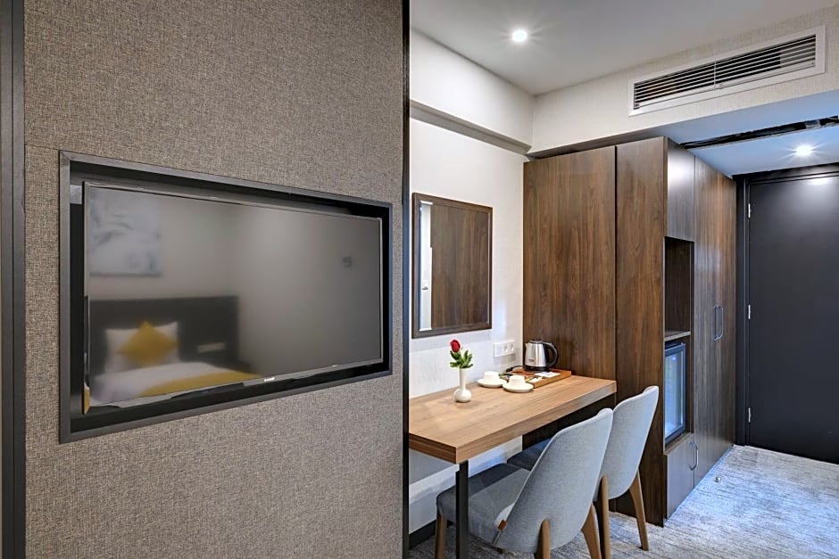 Leo Suites