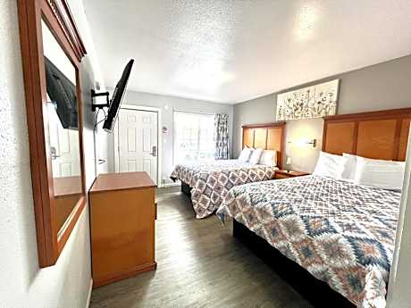 2 Queen Beds with Kitchenette