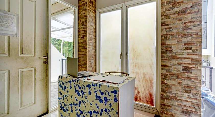 OYO Life 90606 Glass House Citraland Syariah