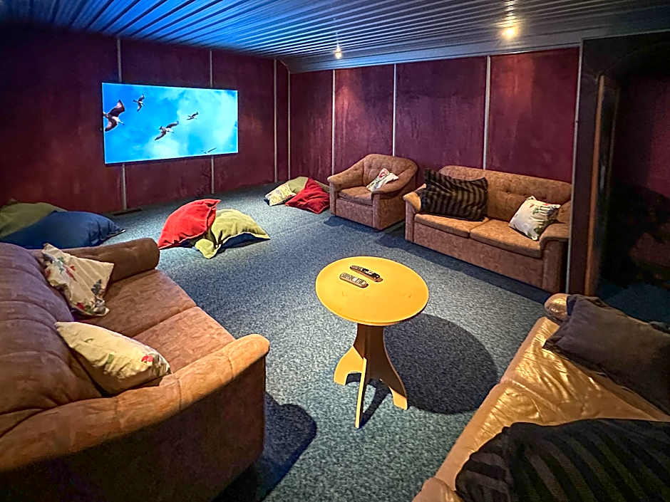 The Crossing Lodge and Backpackers