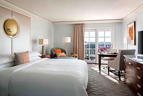 Guest Room with King Bed Marina View and Balcony