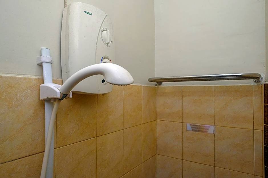 RedDoorz @ Hotel Rich Parepare near Pantai Mattirotasi