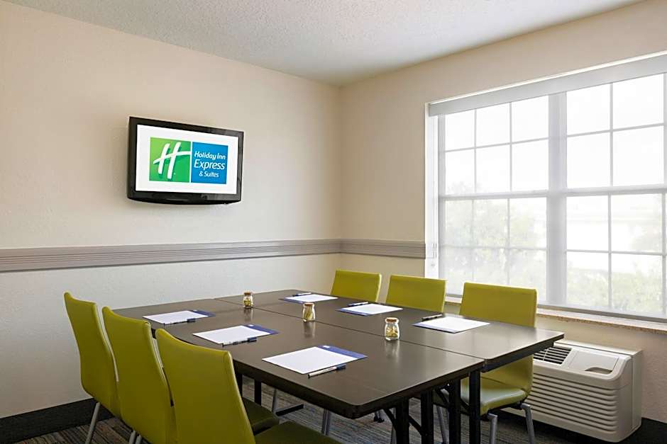 Holiday Inn Express and Suites Sarasota East By IHG