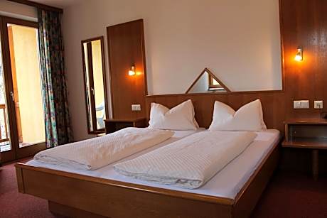 Family Room (2 Adults + 2 Children)