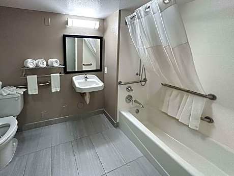 2 Queen Beds | Mobil Access Tub Nsmk Micfridg