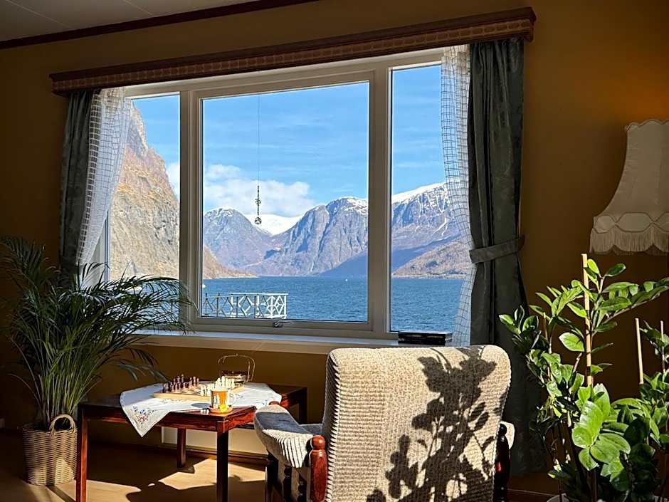 Svingen Guesthouse - Panoramic Fjord Views in Flåm