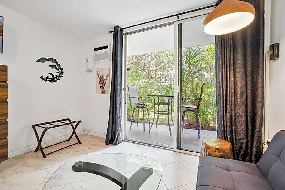 DOWNTOWN Hawaiian Theme Condo with Hot Tub, Pool & Beach - Kona Islander Inn