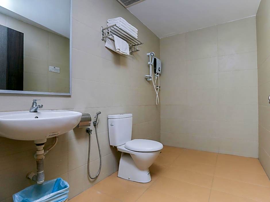 OYO 89915 EAST MOUNT HOTEL