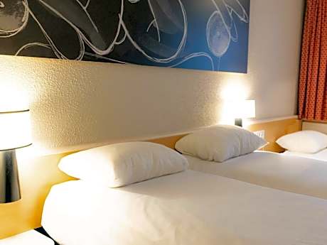 Standard Room With 3 Single Beds