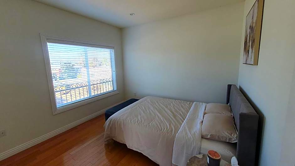 3 Bedroom Hollywood Gem