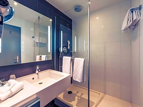 Standard Single room
with 1 double bed duvet, free Wi-Fi,   flat screen TV