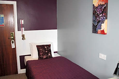 Budget Single Room with Shared Bathroom