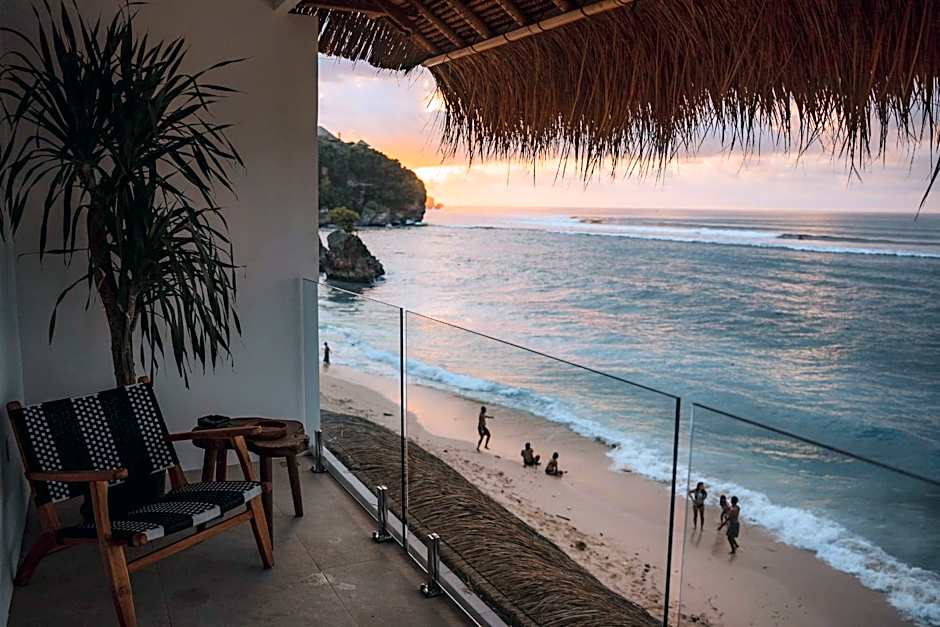 Legends Beachfront Resort – Uluwatu, CO