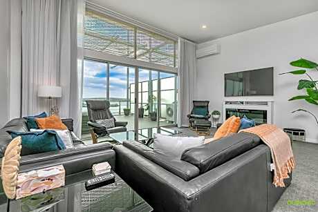 Deluxe Harborside Three Bedroom Apartment