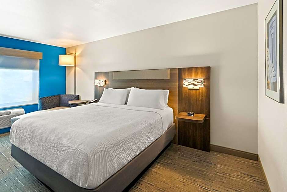 Holiday Inn Express & Suites Fairmont By IHG