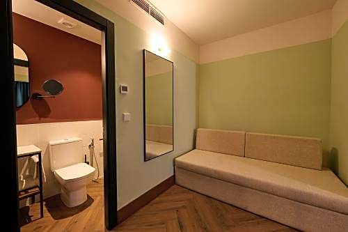 Honest Granada Hotel