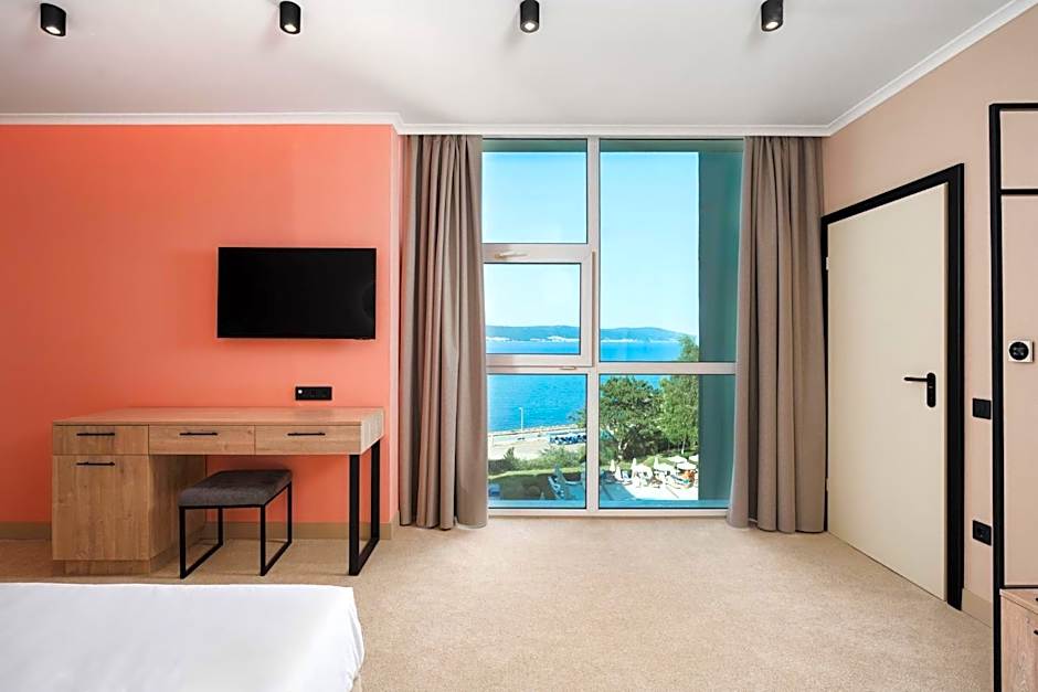 Photo 1 of 9 of Suite, Sea View