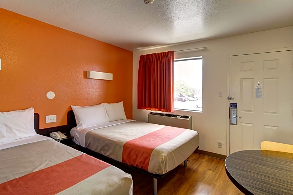 Motel 6-Amherst, OH - Cleveland West - Lorain