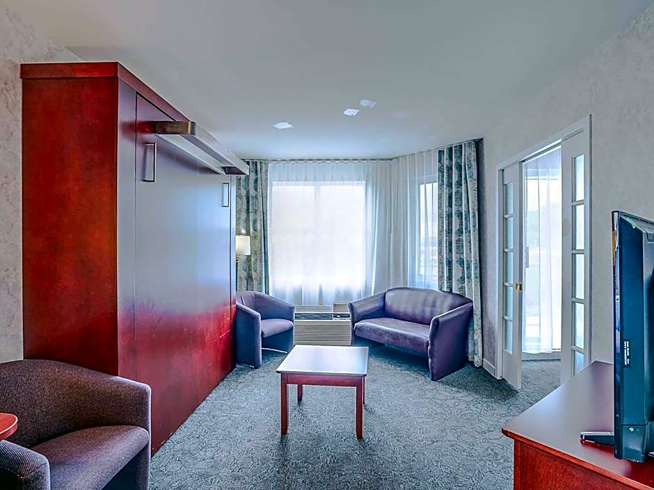 Quality Suites Ste Anne De Beaupre
