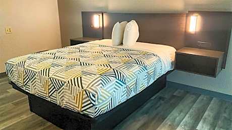 1 King Bed | Mobility Accessible RI Shower Nsmk