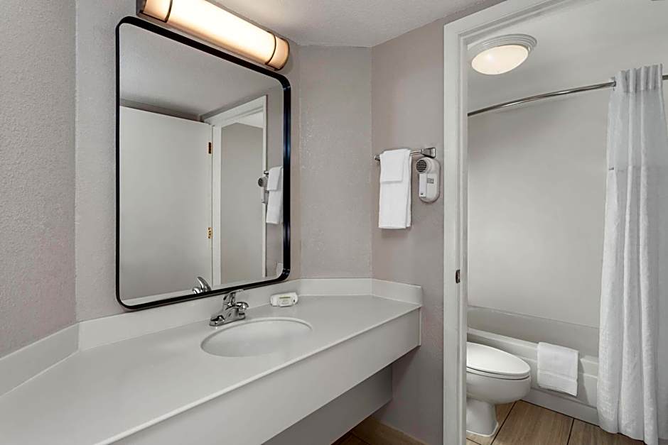 Days Inn & Suites by Wyndham Arlington Heights