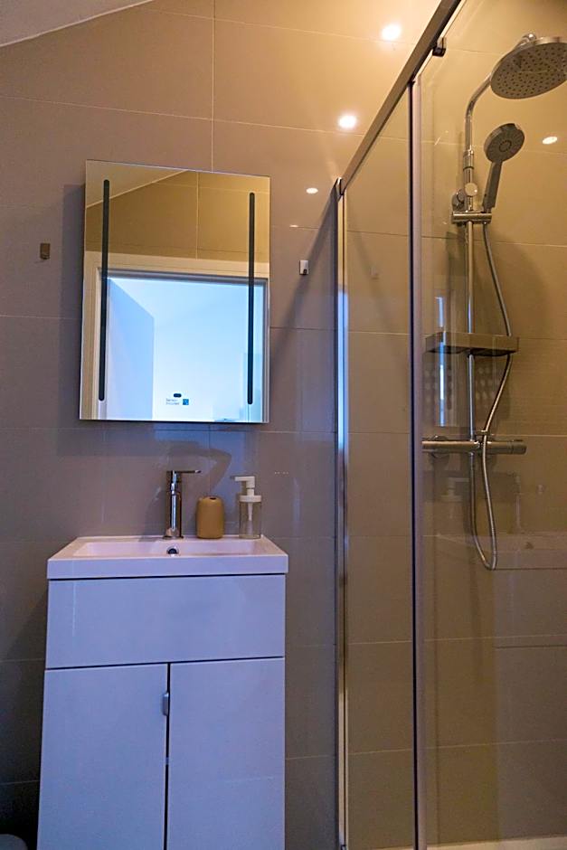 Largigi Rooms, Close to the Beach and Town Centre, Parking available