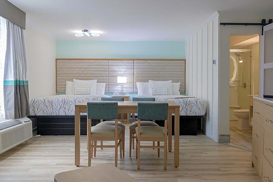 New 2025-Ocean Sands Beach Boutique Inn-Sauna and Salt-Mineral Pool -Free Beach Bikes and Famous Beach-Nightly Popcorn-Bathrobes and Sunscreen in all rooms-Ultra Sparkling-Free Laundry-4 Grand Presidential Black Beds in all rooms-Savings#252-242-SAND