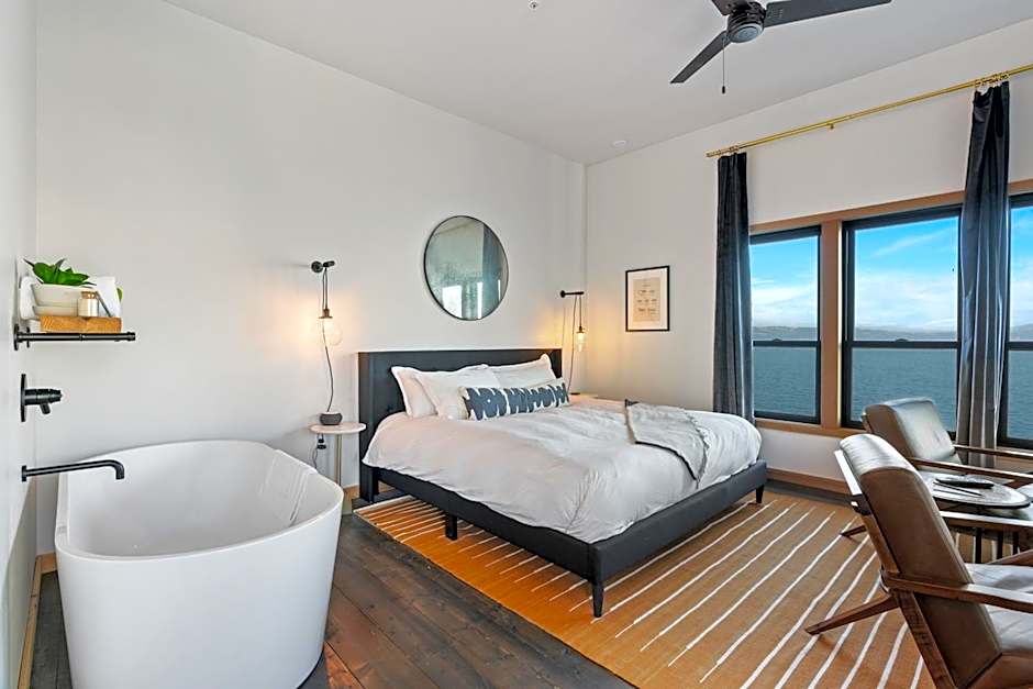 Bowline Hotel