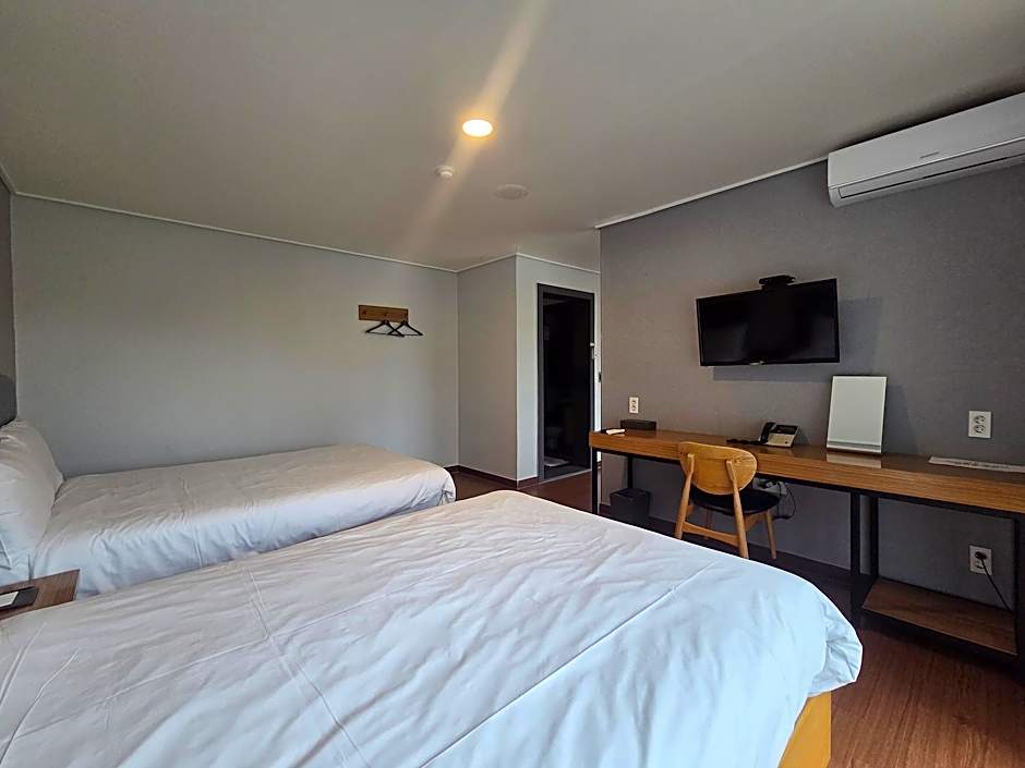 EL Hotel