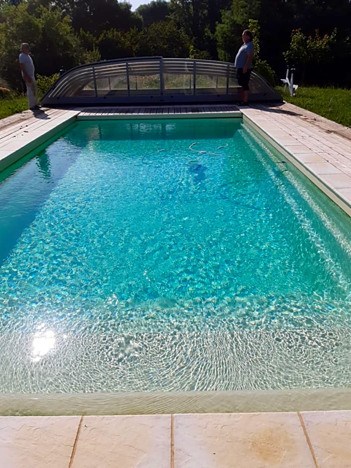 Chambre familiale avec piscine chauffée et jacuzzi