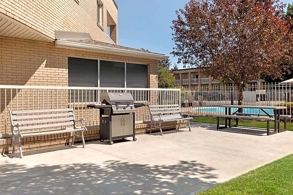 Super 8 by Wyndham Windsor/Dougall