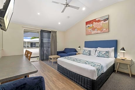 1 Queen Bed Non-Smoking Executive Room Jetted Tub Flat Screen Television Kitchenette Air-Conditioned