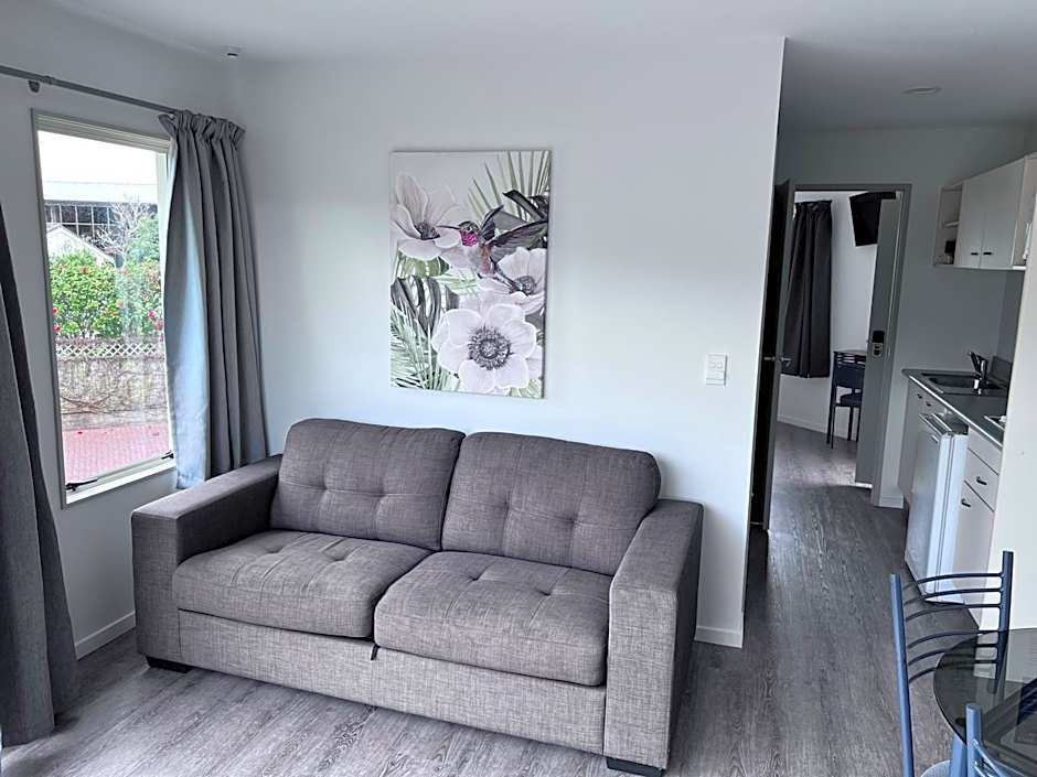 Baycourt Lakefront Motel