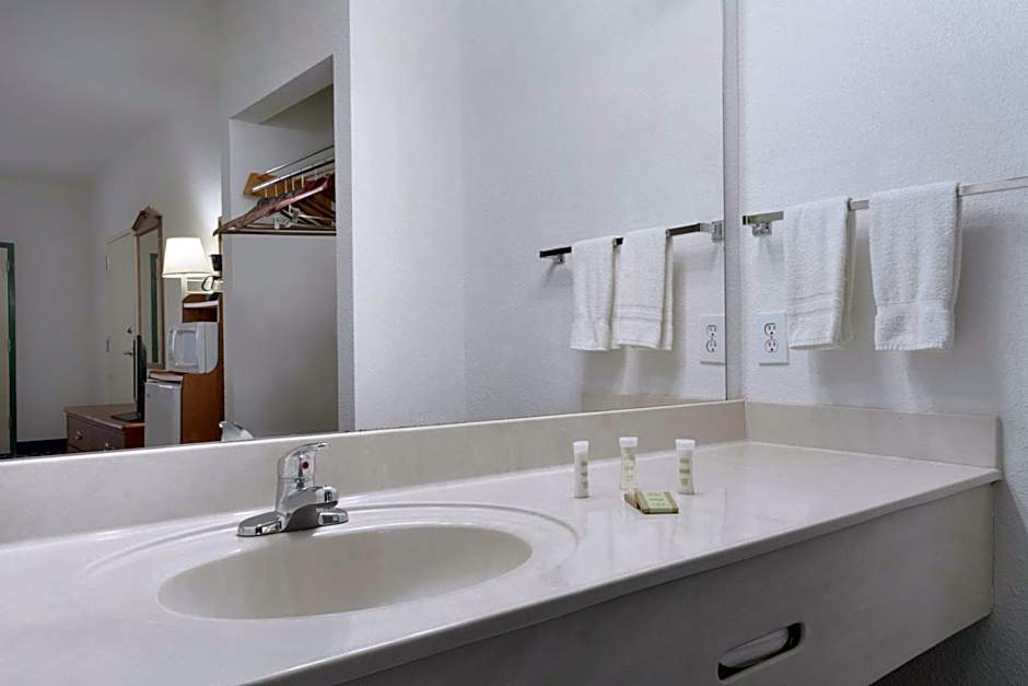 Super 8 by Wyndham Chatsworth/Dalton