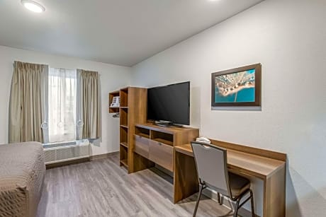 QUEEN SUITE WITH DISHWASHER (DISHES/COOKWARE INCLUDED) ACCESSIBLE