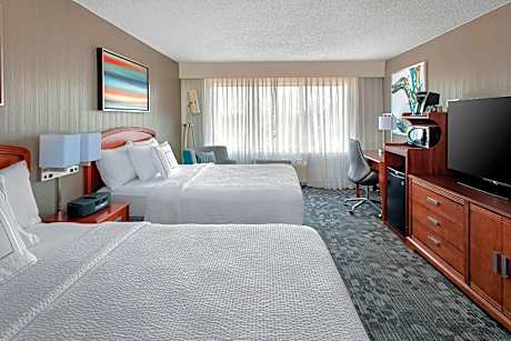 Queen/Queen Suite, Suite, 2 Queen, Sofa Bed