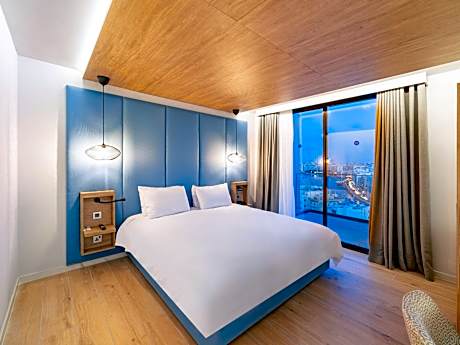 Privilege Deluxe double room with queensize bed, balcony and sea views