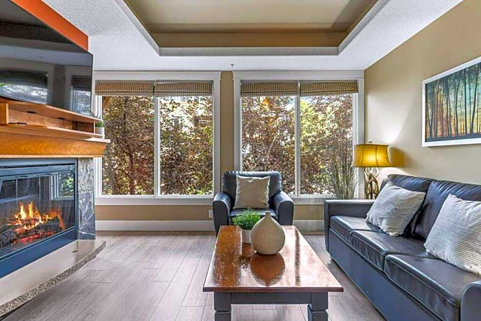 Gorgeous Mountain Condo - Hot Tub & Pool managed by Little Sister Getaways